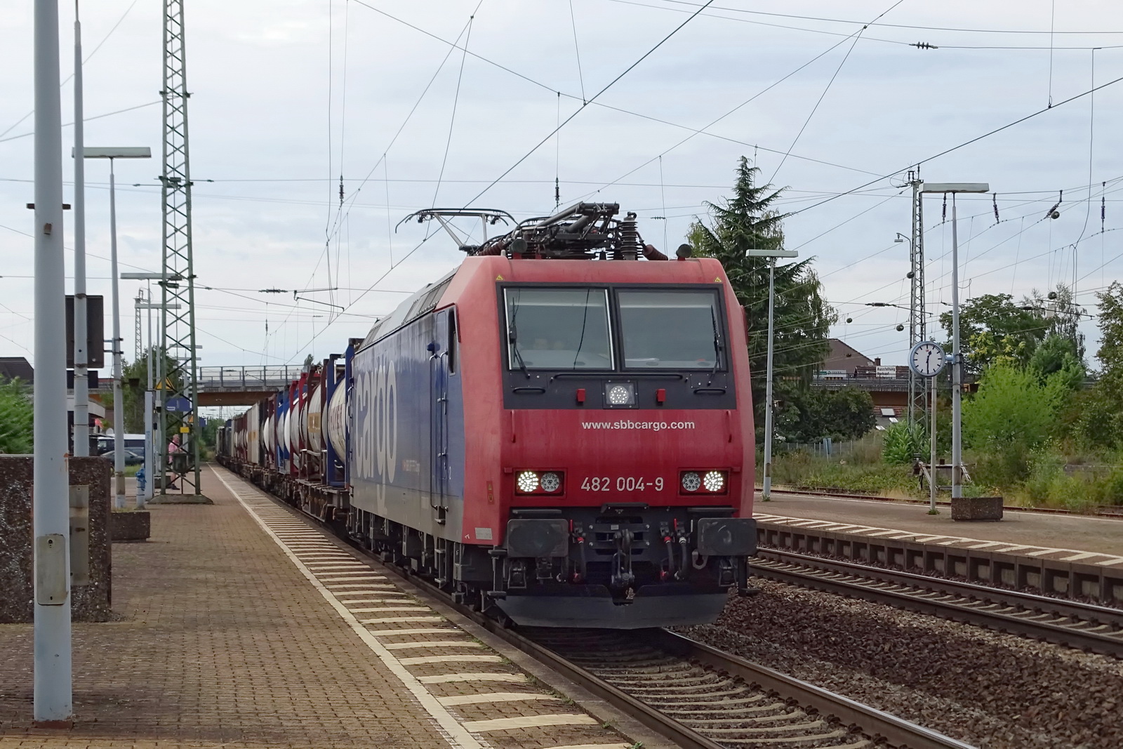 482 004-9 SBB Cargo mit einem gem. Güterzug