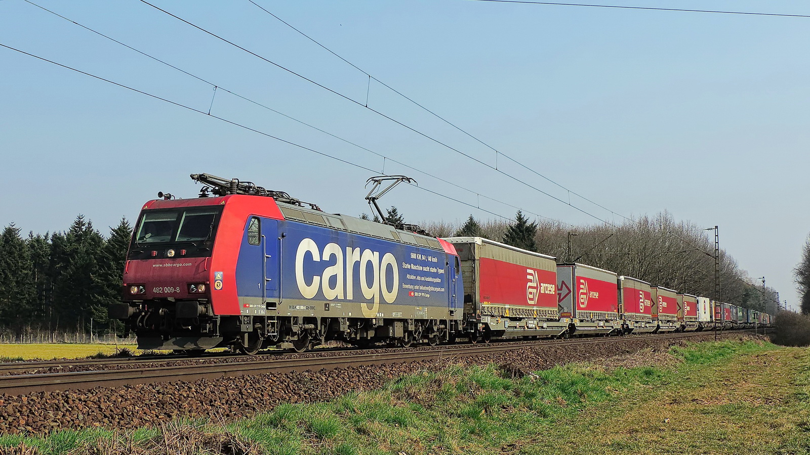 482 009-8 SBB Cargo mit einem Containerzug