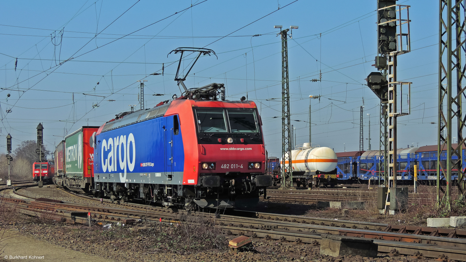 482 011-4 SBB-Cargo mit einem Containerzug