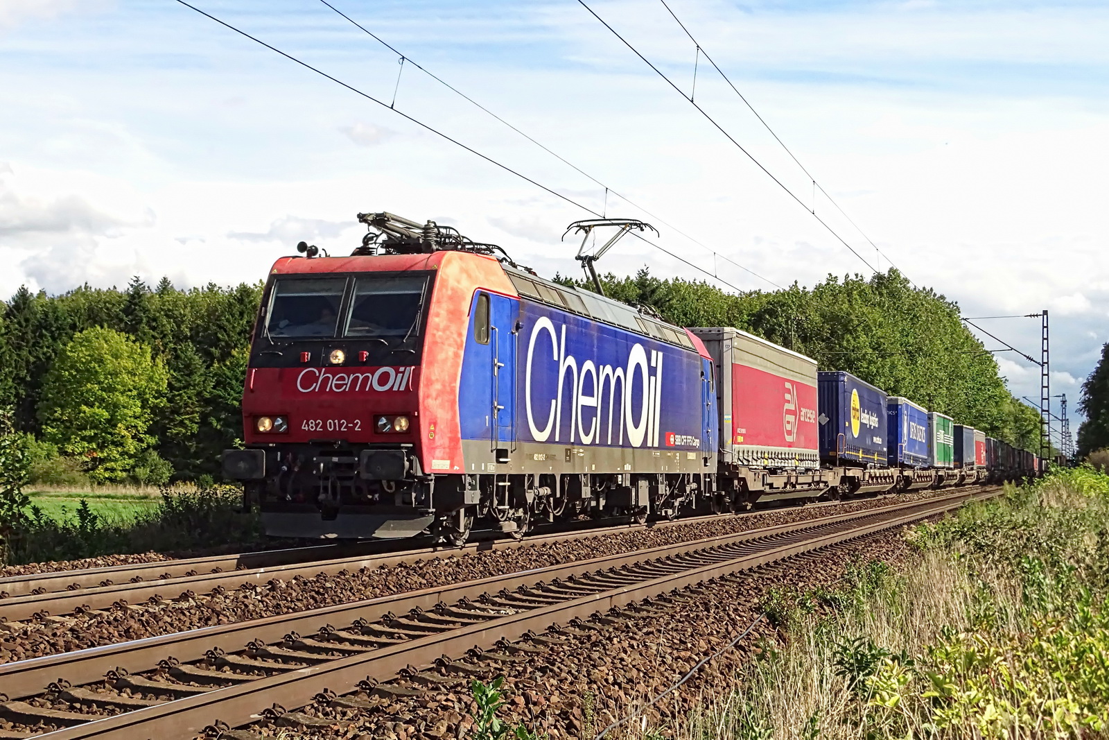 482 012-2 ChemOil mit einem Containerzug