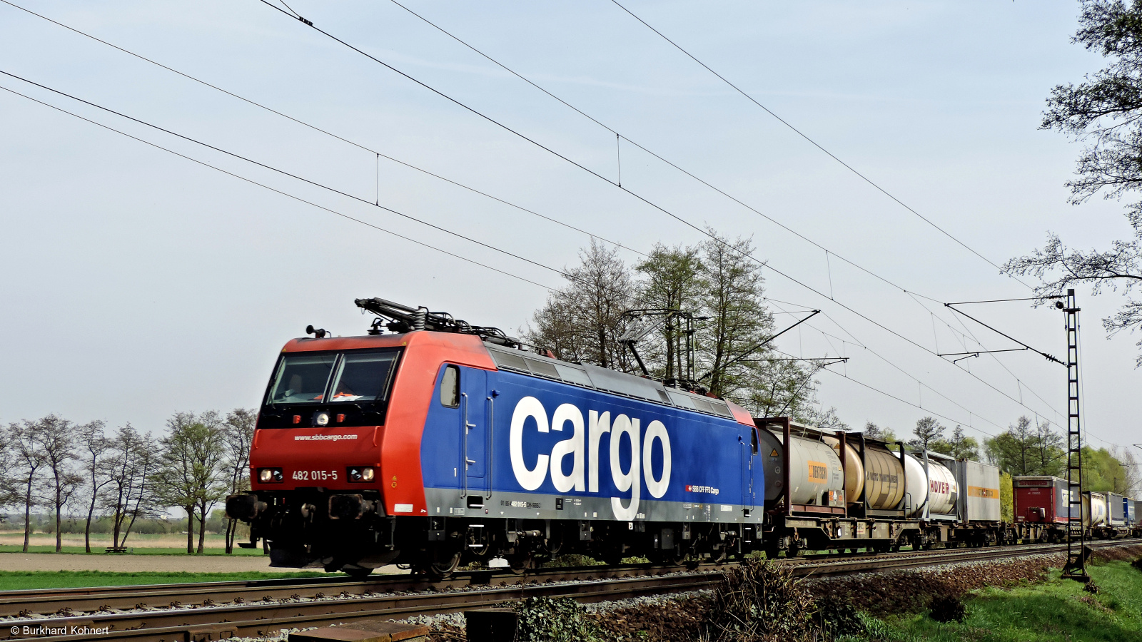 482 015-5 SBB Cargo vor einem gem Güterzug