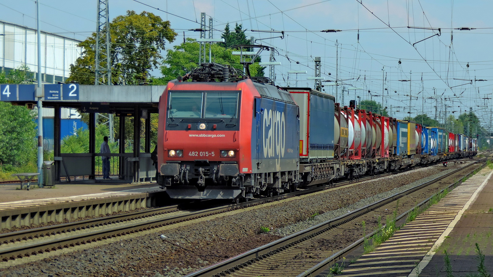 482 015-5 SBB Cargo vor einem gem. Güterzug