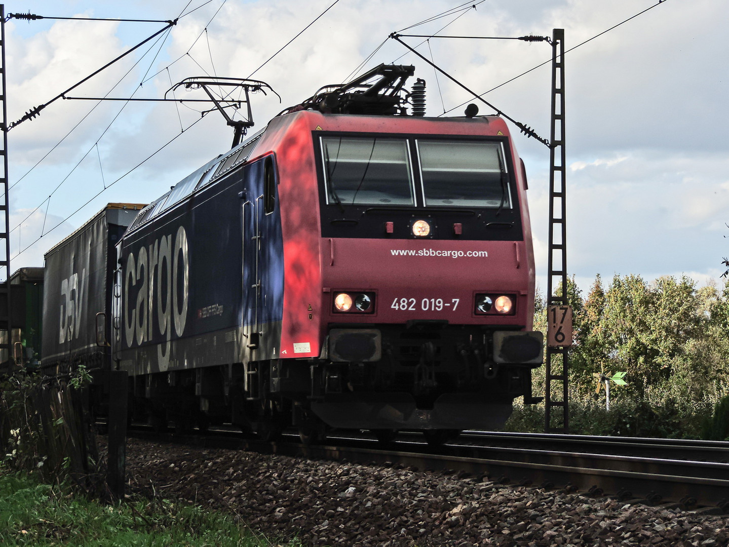 482 019-7 SBB Cargo mit einem gem. Güterzug