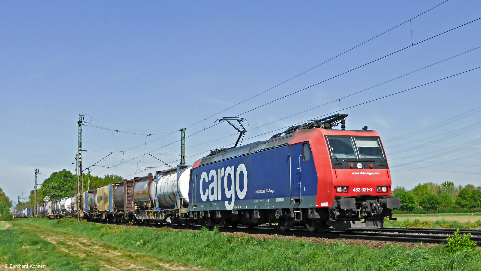 482 021-3 SBB Cargo vor einem gem. Güterzug