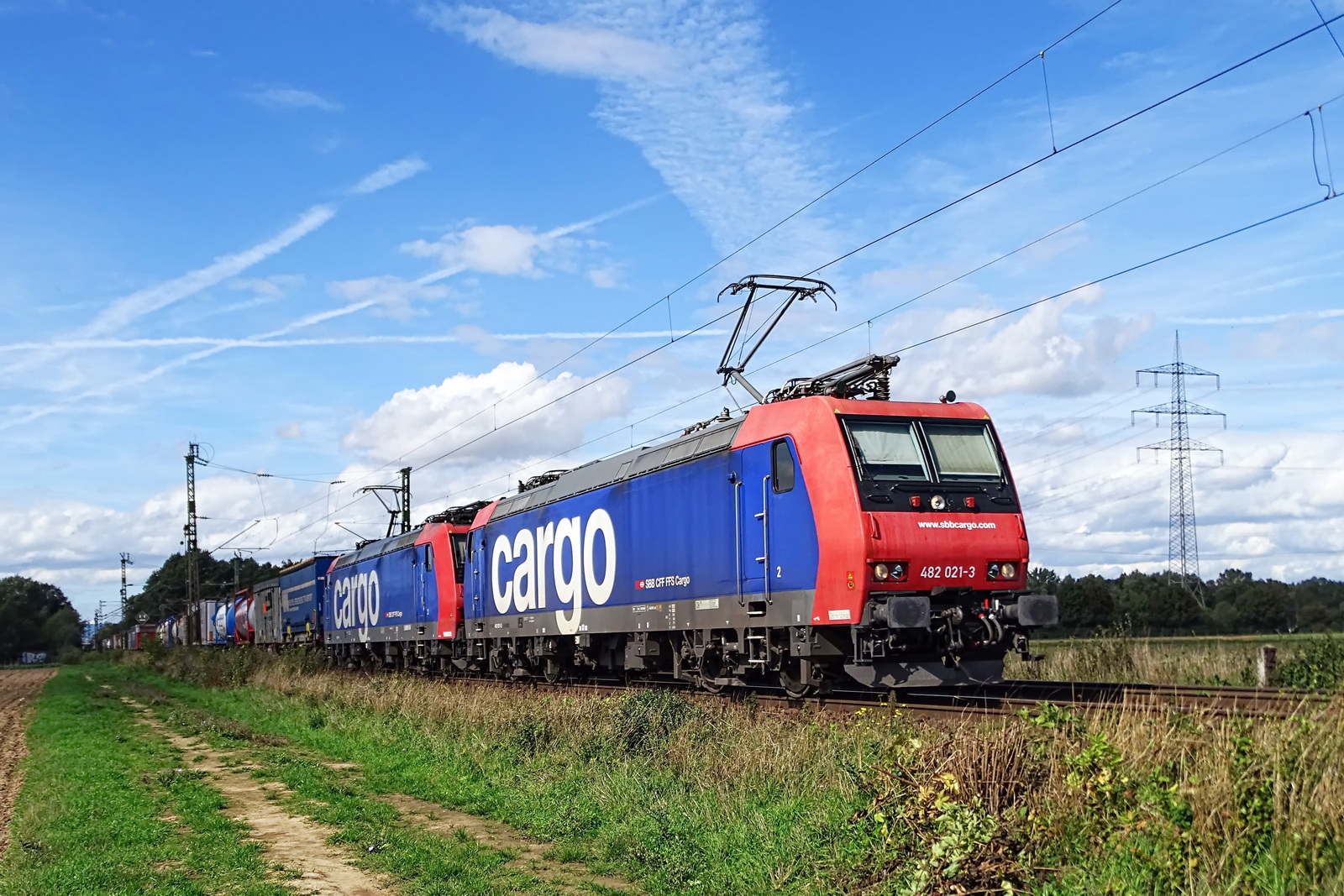 482 021-3 und 482 ? SBB Cargo gemeinsam mit einem gem. Güterzug