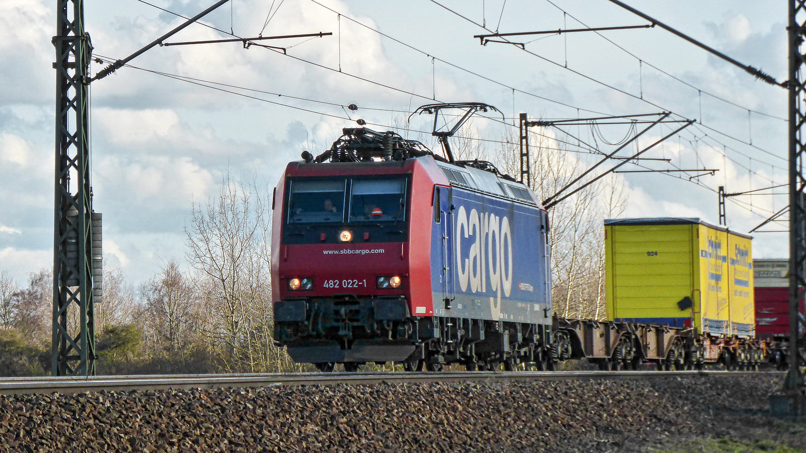 482 022-1 SBB Cargo mit einem Containerzug