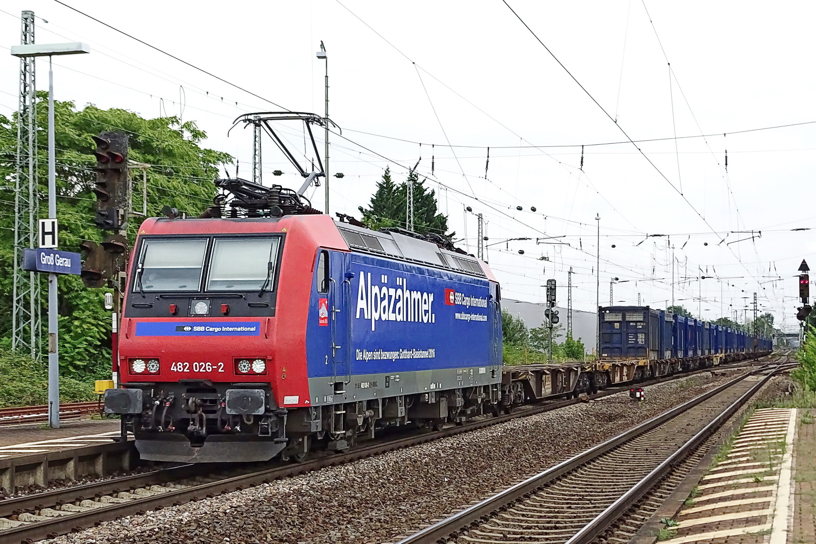 482 026-2 SBB Cargo International "Alpäzähmer" mit einem Containerzug