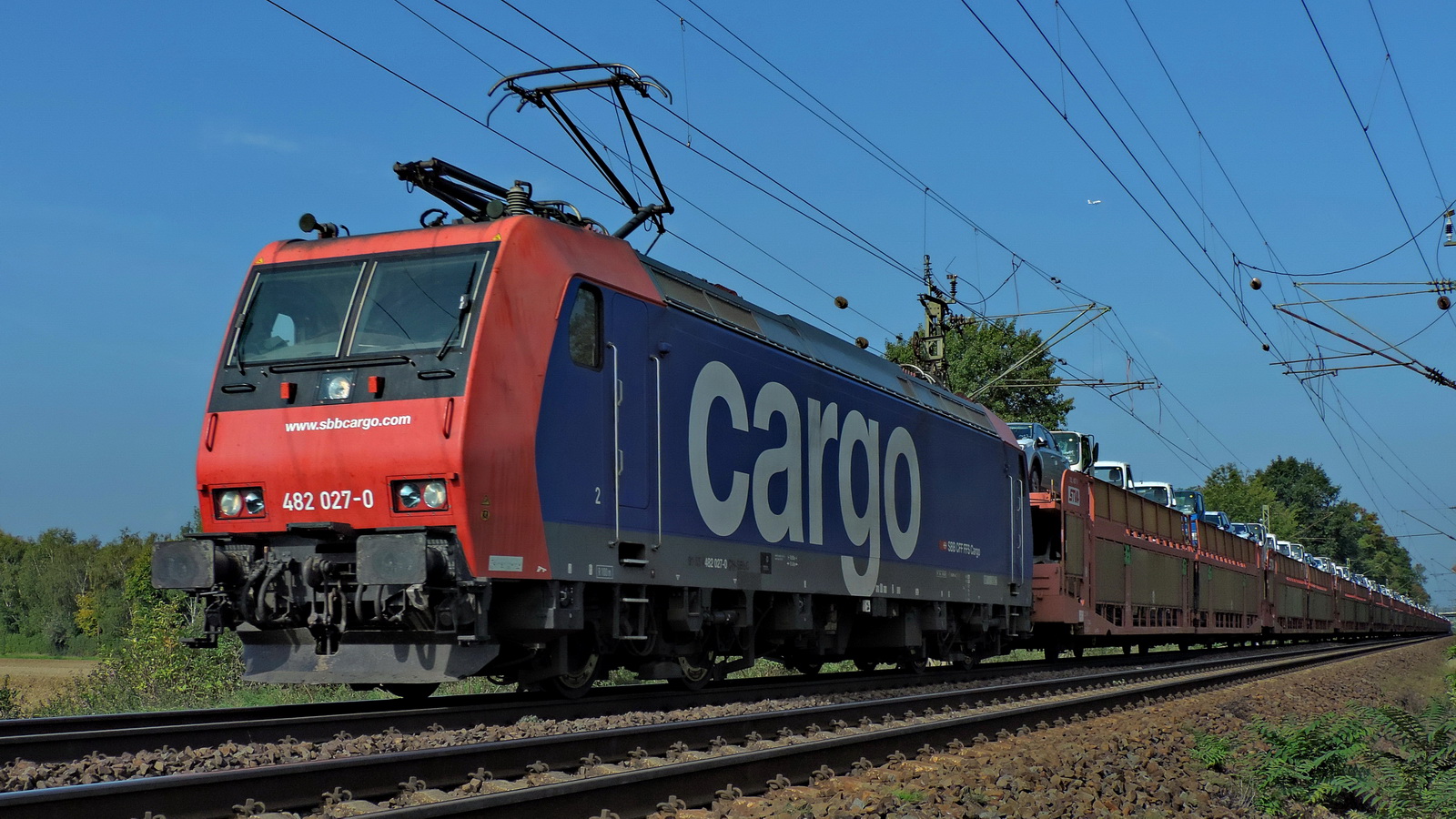 482 027-0 SBB Cargo vor einem Autotransport