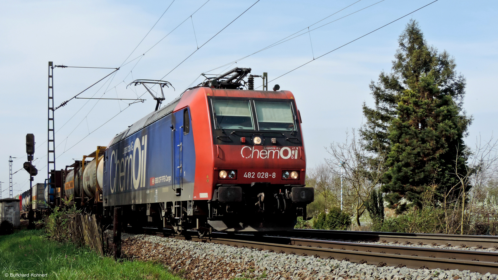 482 028-8 ChemOil - SBB Cargo mit einem Kesselzug