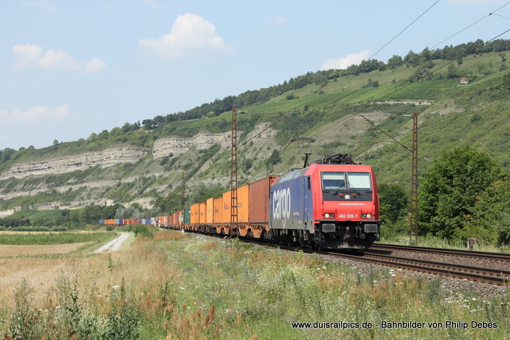 482 038-7 (SBB Cargo) mit einem Güterzug in Thüngersheim