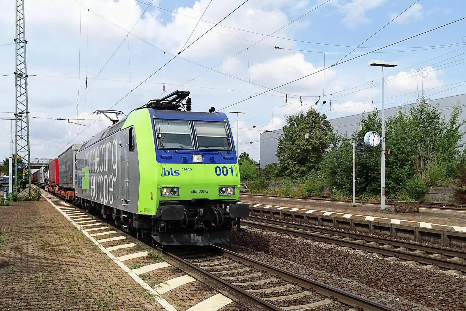 485 001-2 BLS Cargp mit einem Containzerzug