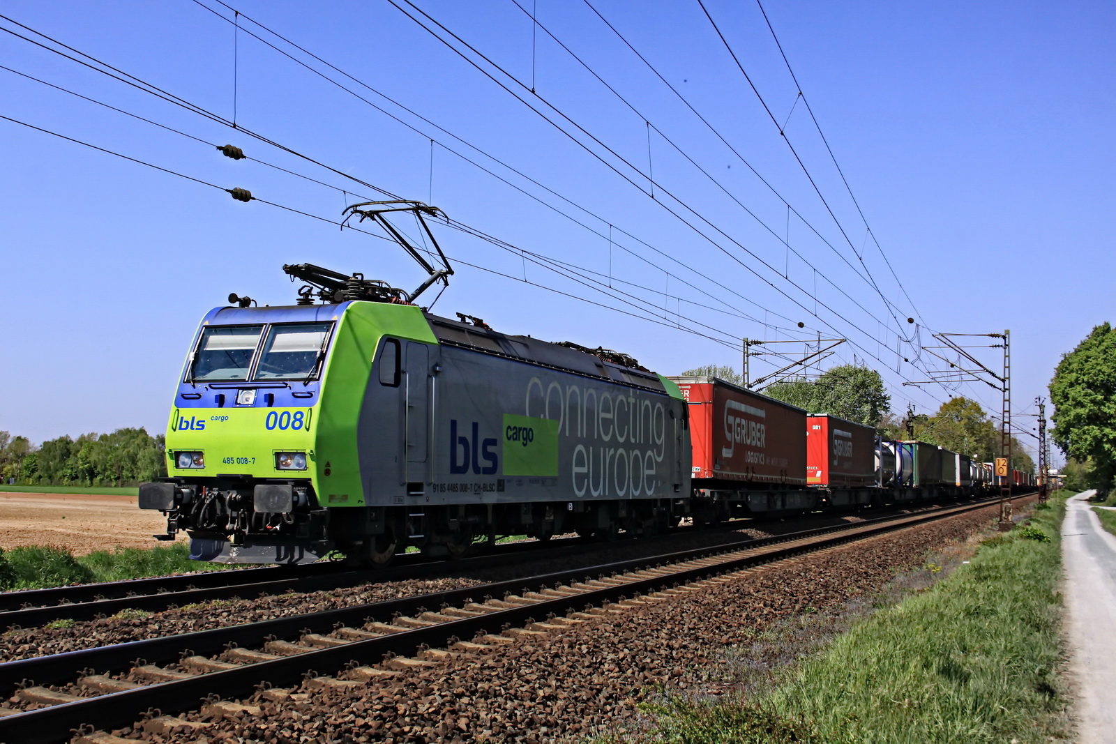 485 008-7 BLS Cargo mit einem gem. Güterzug