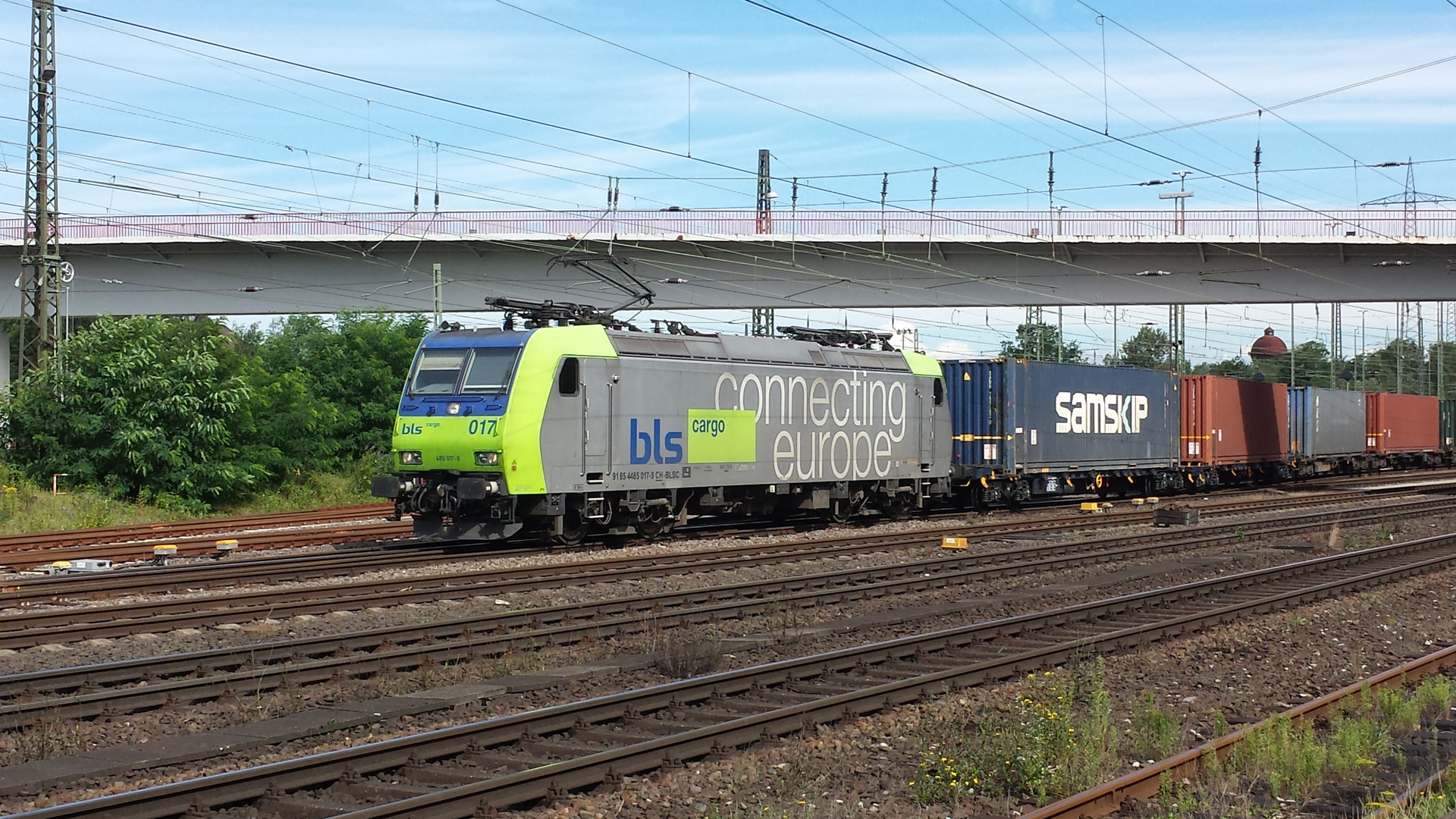 485 017 BLS mit Container am 31.07.2017 Duisburg-Entenfang