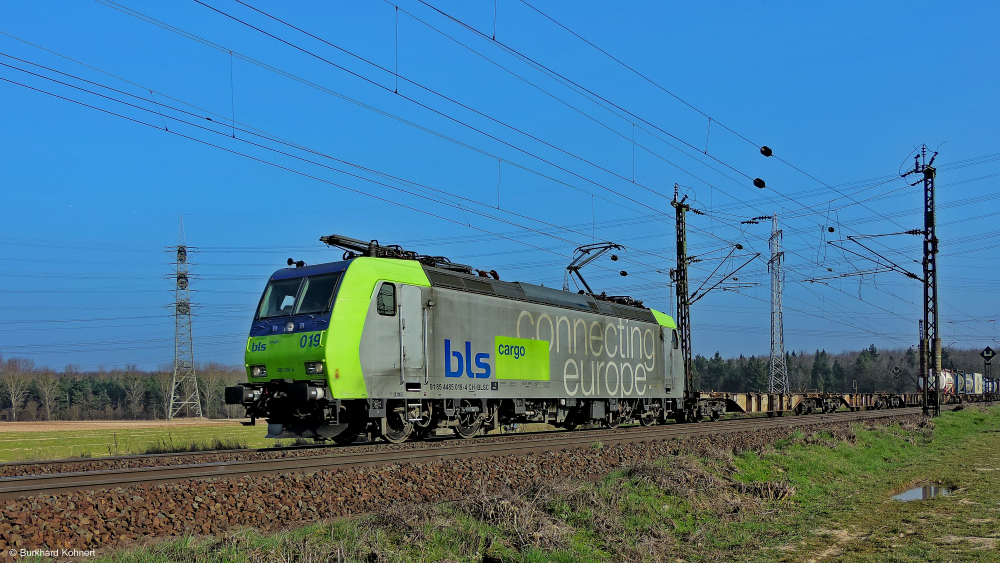 485 019-4 bls cargo mit einem gem. Güterzug