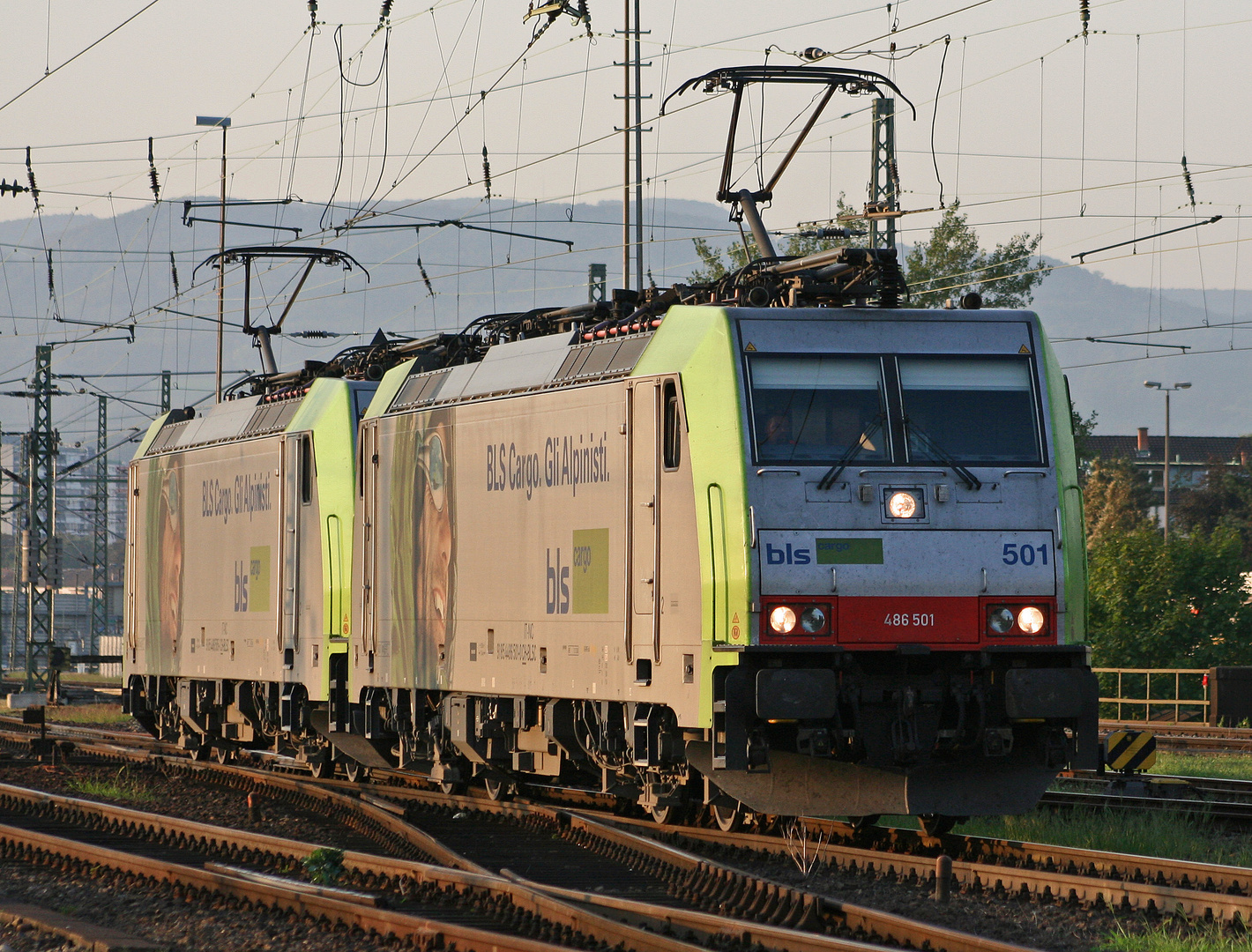 486 501 und 486 505 der BLS als Lokzug in Basel