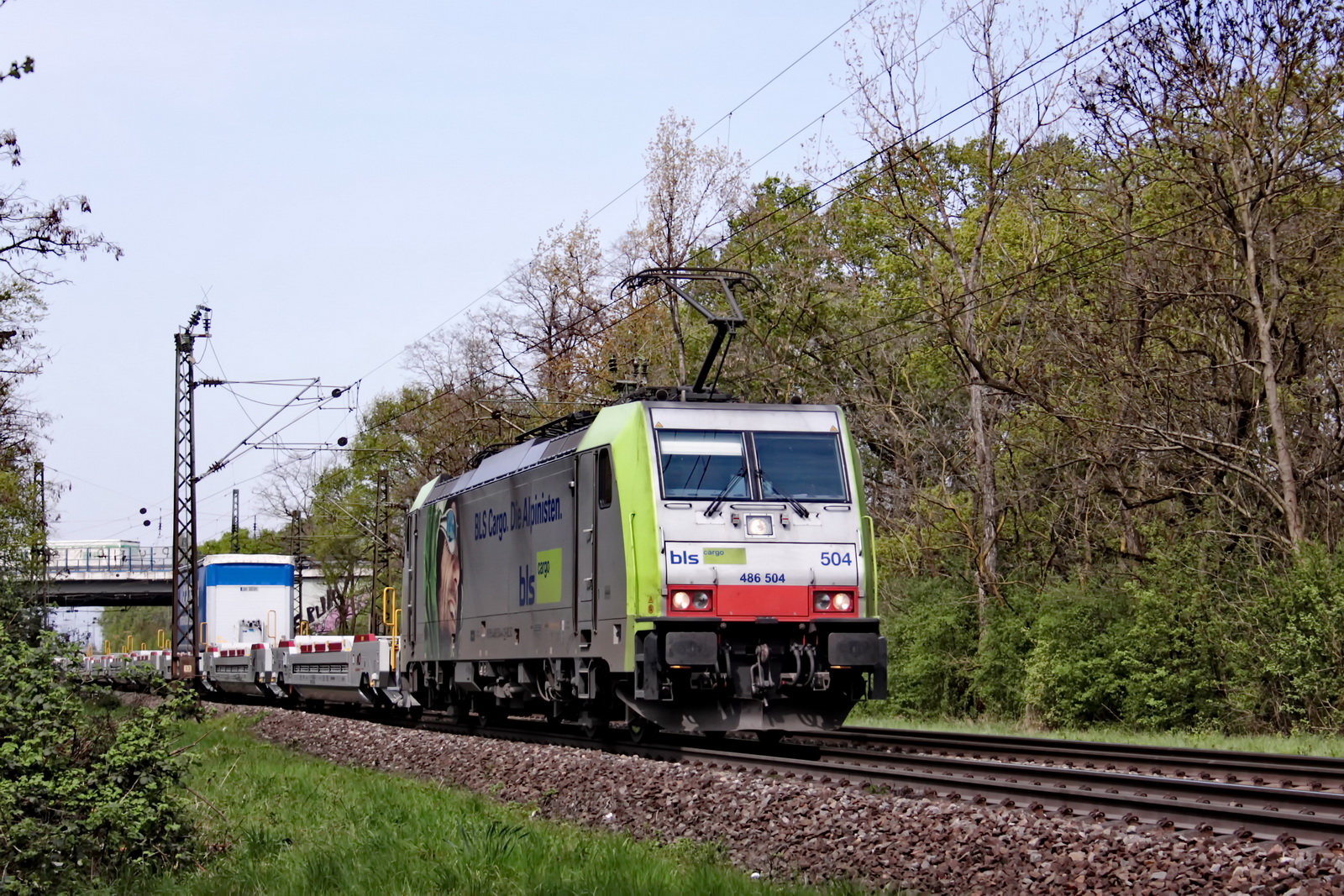 486 504 BLS Cargo mit einem gem. Güterzug