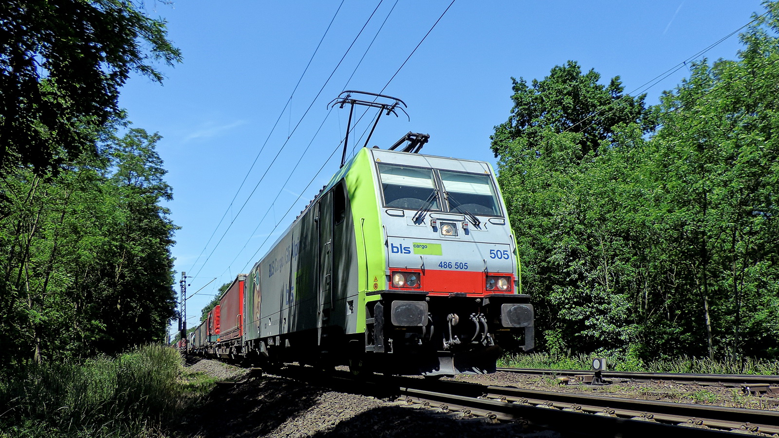 486 505 BLS Cargo mit einem gem. Güterzug