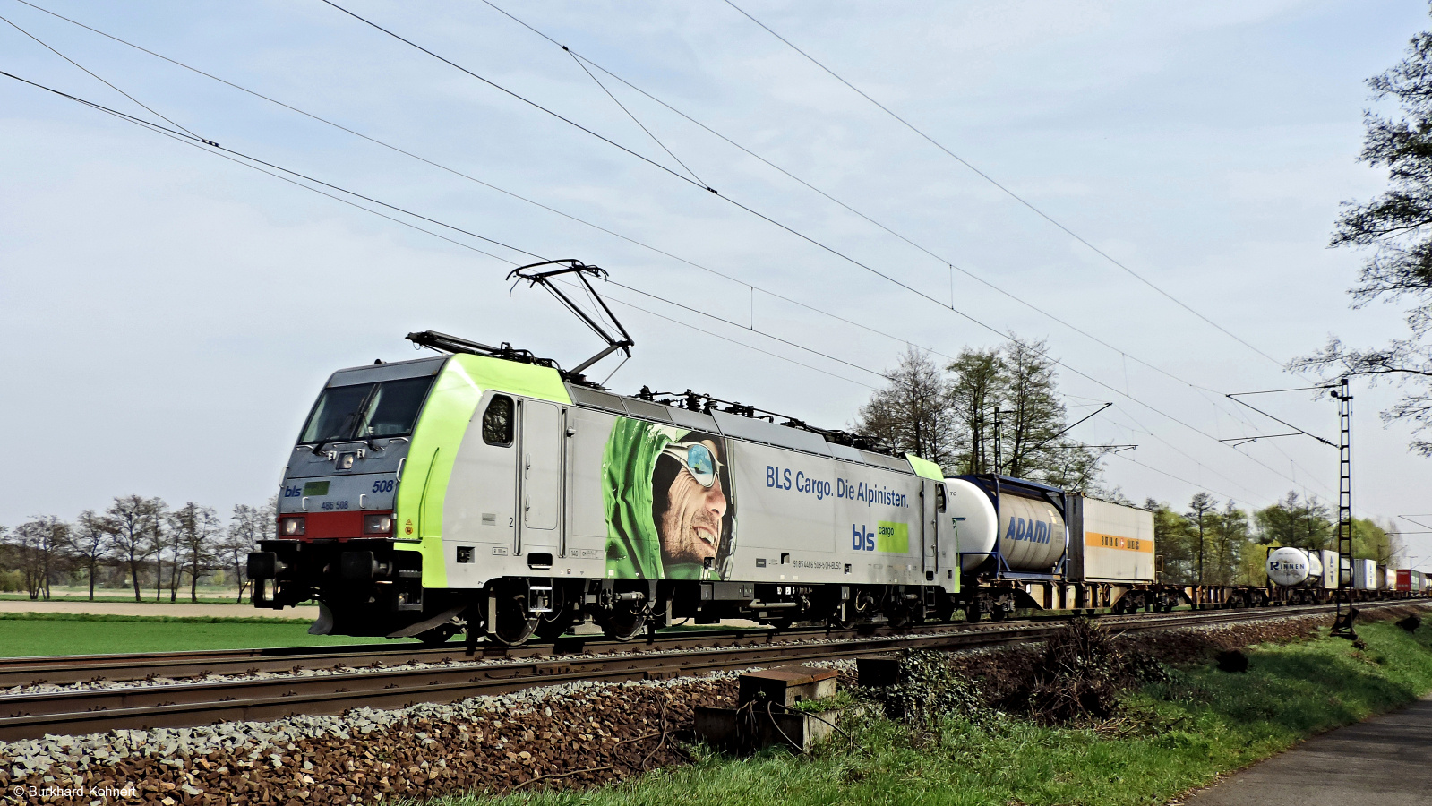 486 508 BLS Cargo vor einem gem. Güterzug