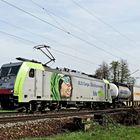 486 508 BLS Cargo vor einem gem. Güterzug