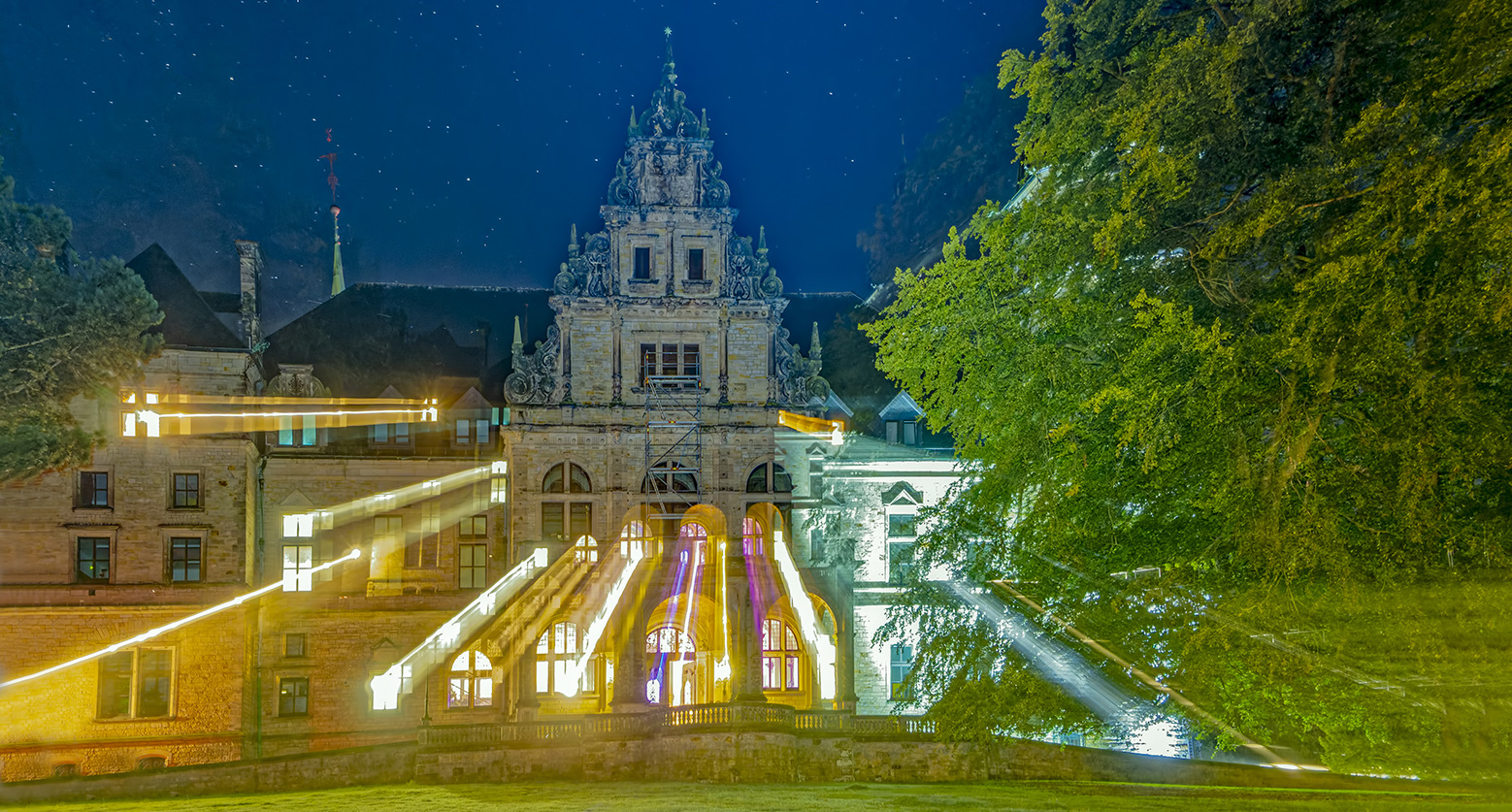 4932SC Palais Bückeburg Nacht Lichtstrahlen