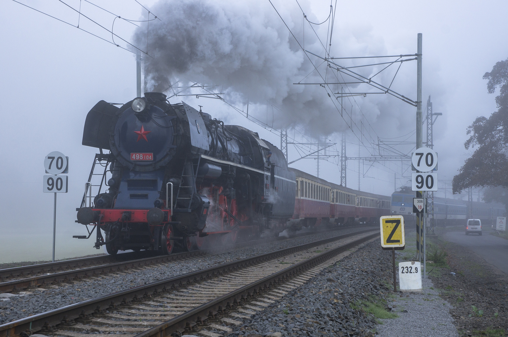 498 104 mit Sonderzug zum Tag des Eisenbahners in CZ