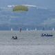 Fallschirmjger vor der Wasserung im Bodensee