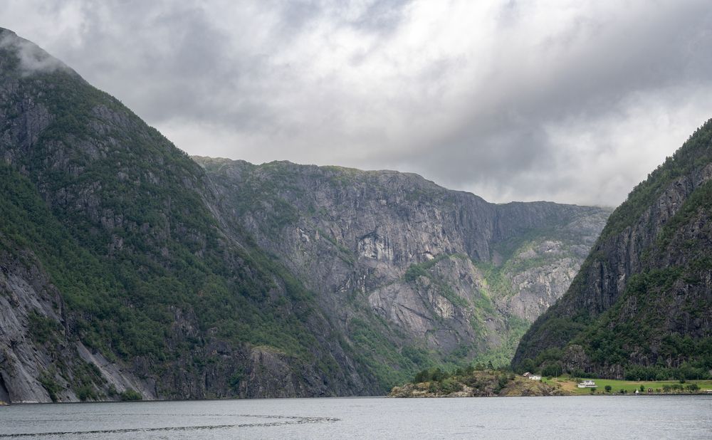 Am Boden des Fjords von Andrei 1887