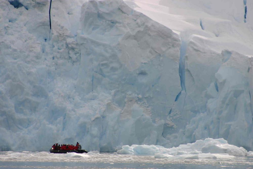 Gletscher & Zodiak in der Paradise Bay (Antarktis) von Kerstin Karolczak 