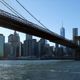 an der Brooklyn Bridge mit Blick auf die Skyline von Manhattan (tagsber)
