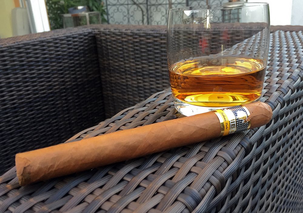 Whiskey and Cigar von Hamann110
