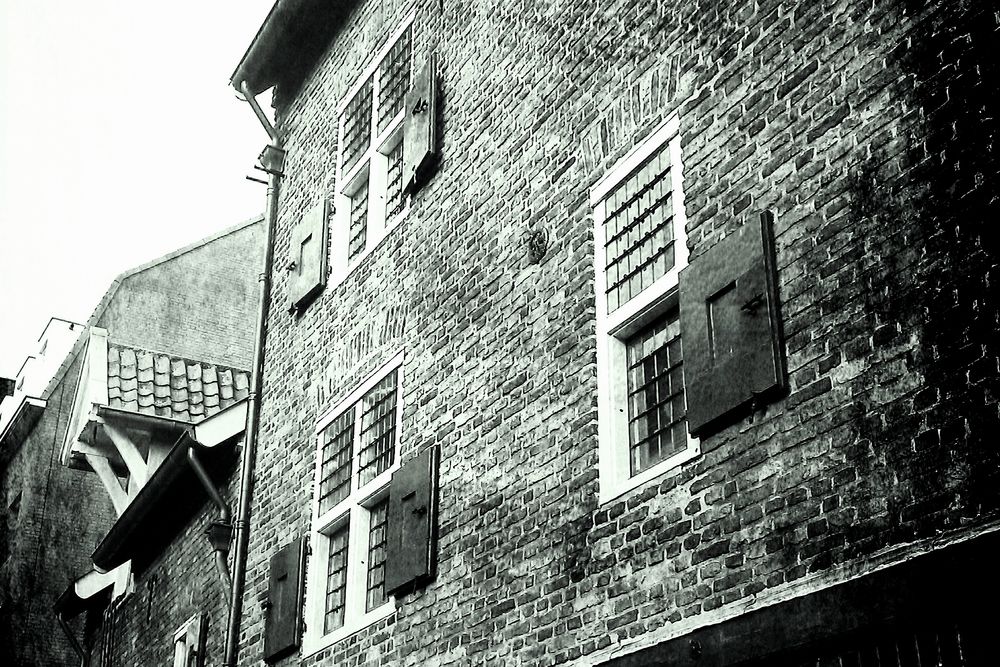 Backsteinhaus schwarz-weiss - Bild & Foto von Leddermann aus