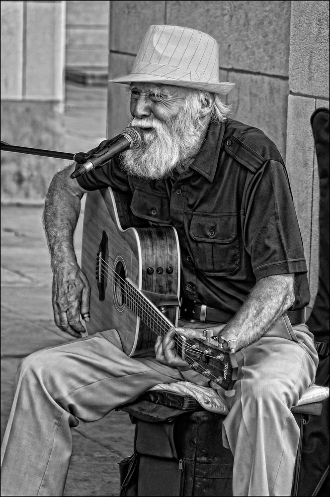 old guitar man de Raymond WIDAWSKI 