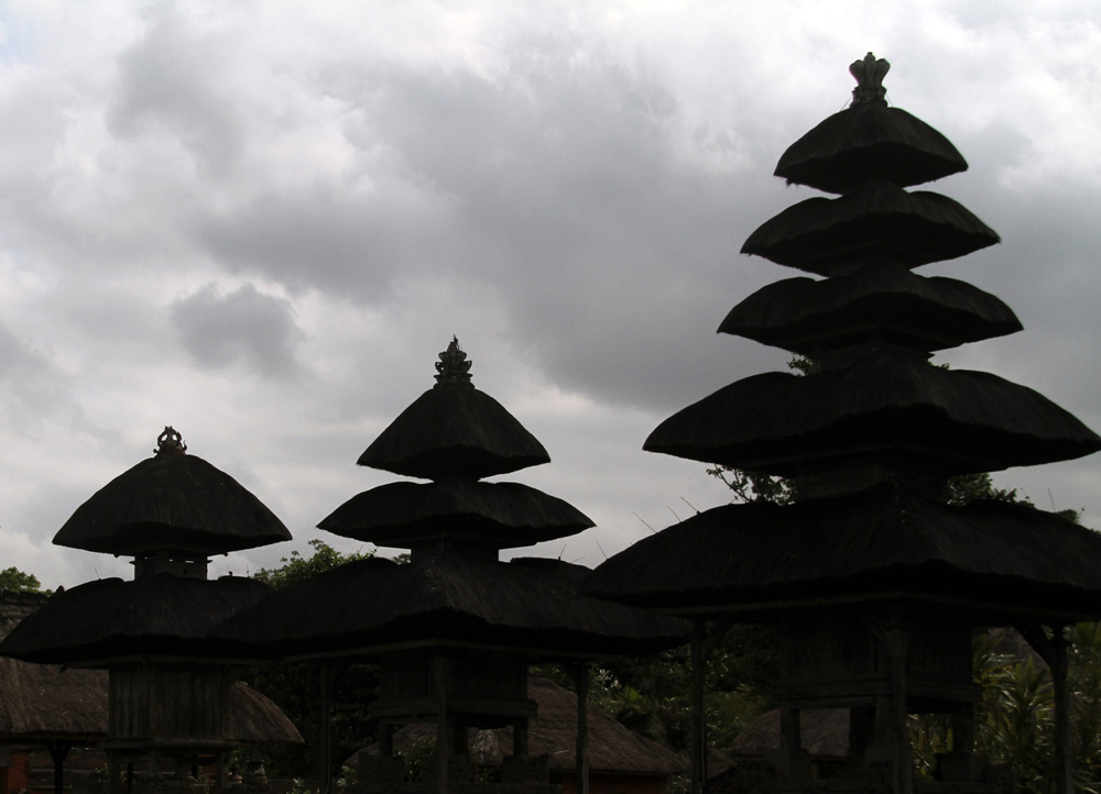 4.Moments of Indonesia:Honour of the Gods