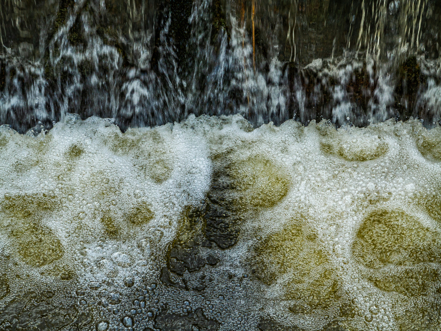 4Schäumendes Wasser