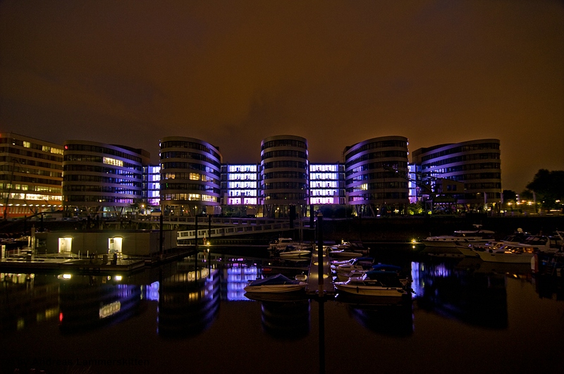 5 Boats im Hafen Duisburg bei Nacht