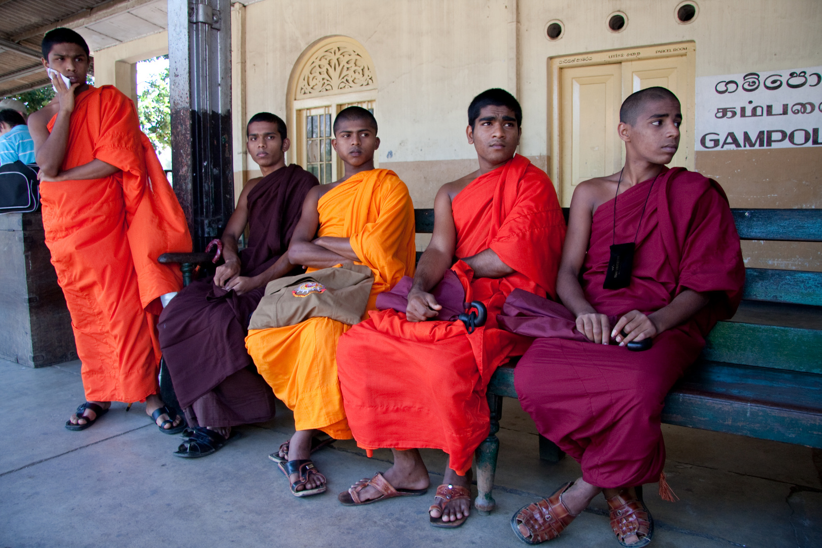 5 budd. Mönche in 5 versch farbigen.Roben