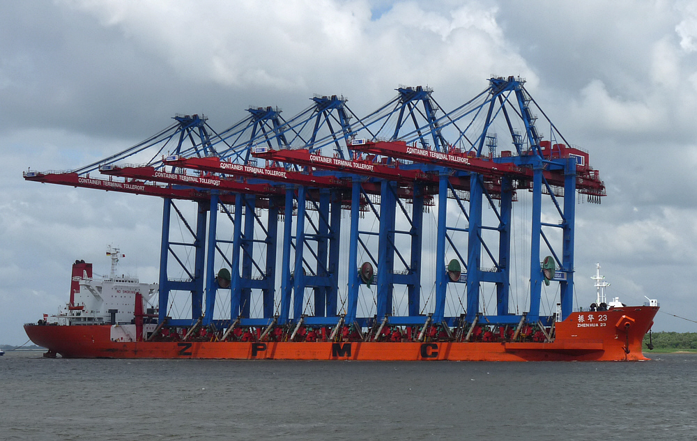 5 Containerbrücken aus Shanghai  vor Stader Sand..