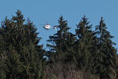 (5) Der Rettungshubschrauber der Bergrettung ...