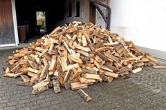 5 Ster Brennholz sind nun zu stapeln