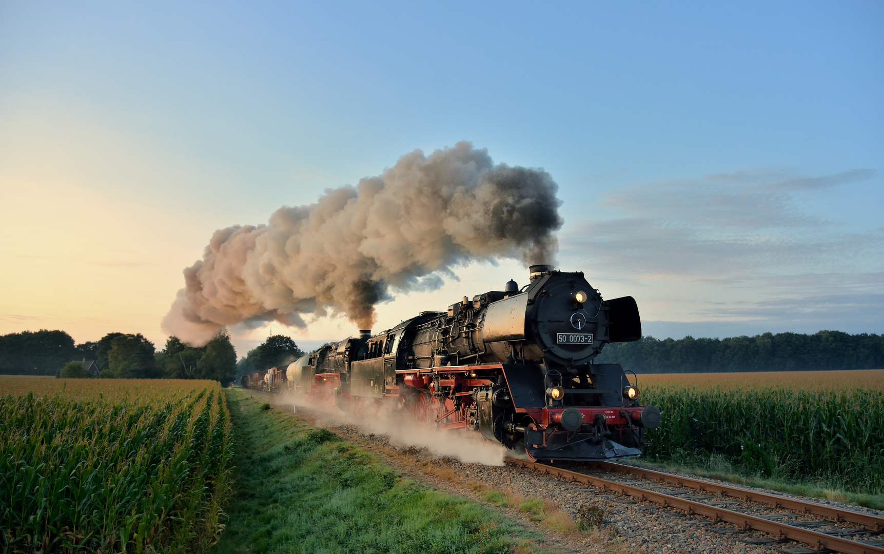 50 0073-2 + 44 1593-1mit Güterzug bei Beekbergen