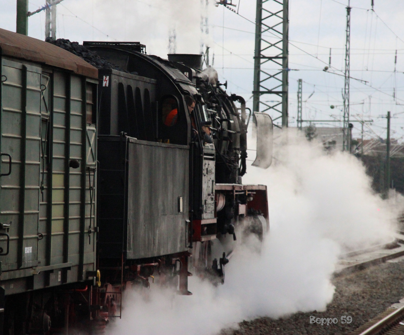 50 3552-2 verläßt Offenbach am Main - ob der Lokführer auch von den "alten Zeiten" träumt?