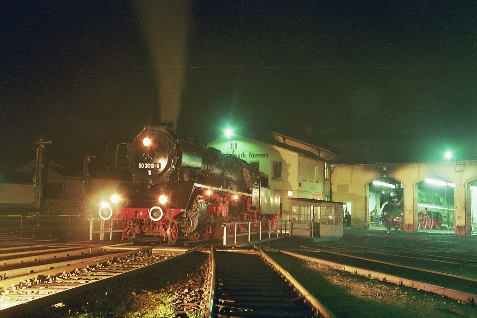 50 3610 auf der Drehscheibe und 18 201 schaut zu in Nossen