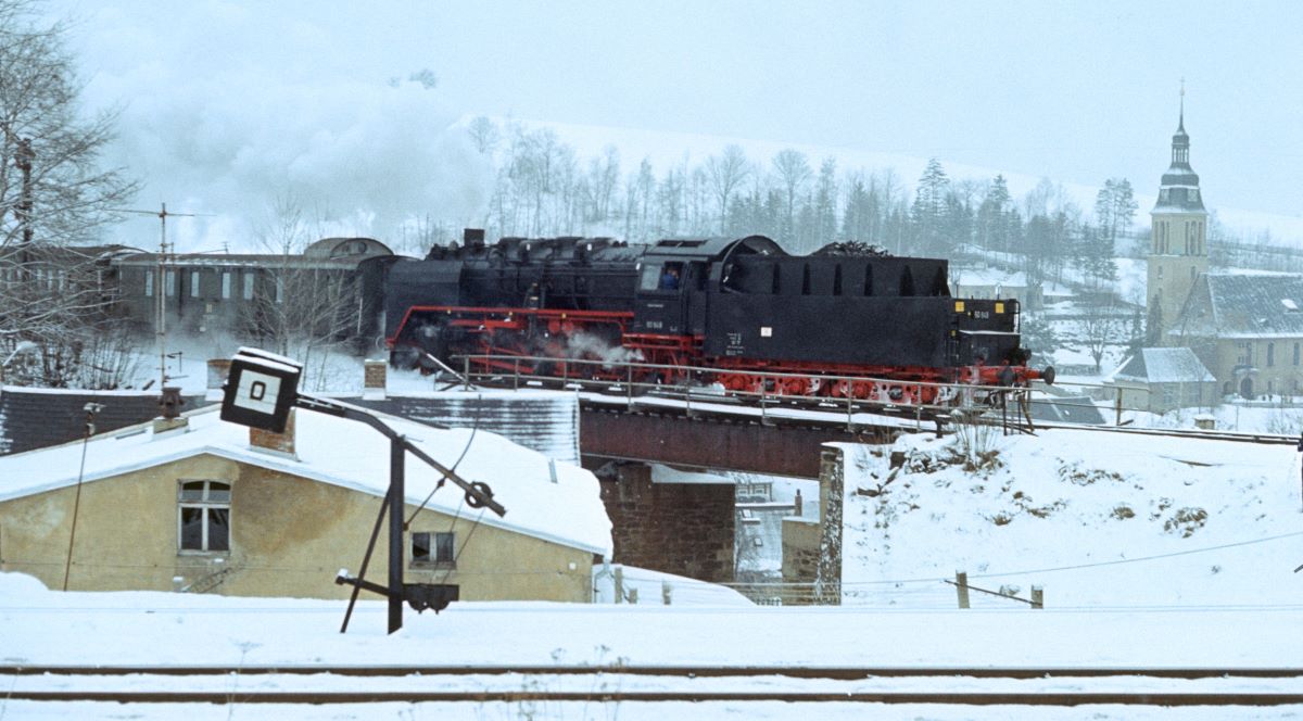 50 849 nun Tender voran einfahrend in Bhf. Cranzahl 