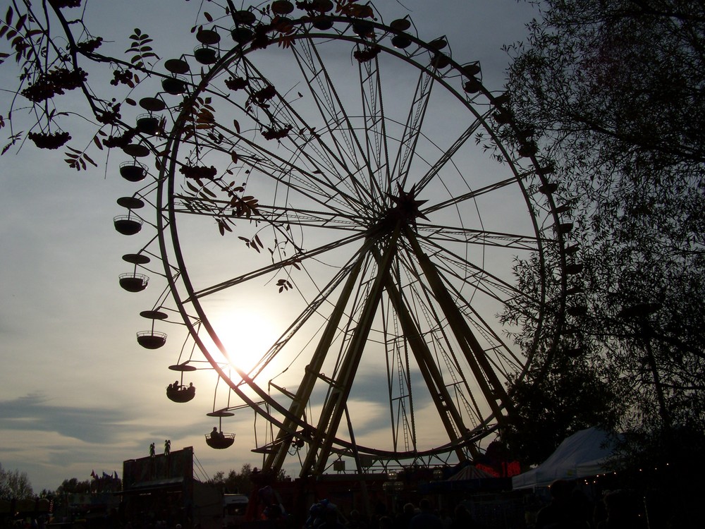 50 Meter hohes Riesenrad in der Abenddämerung