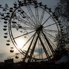 50 Meter hohes Riesenrad in der Abenddämerung