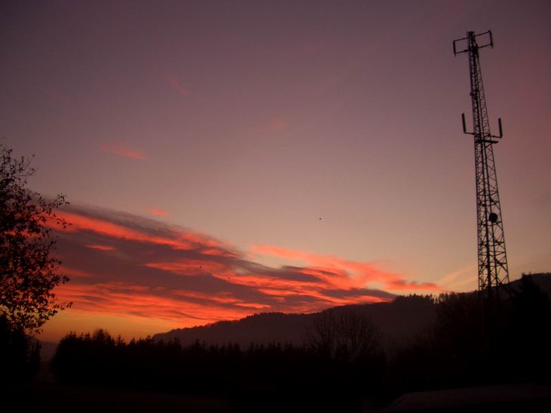 50 Meter Mast im Sonnenaufgang