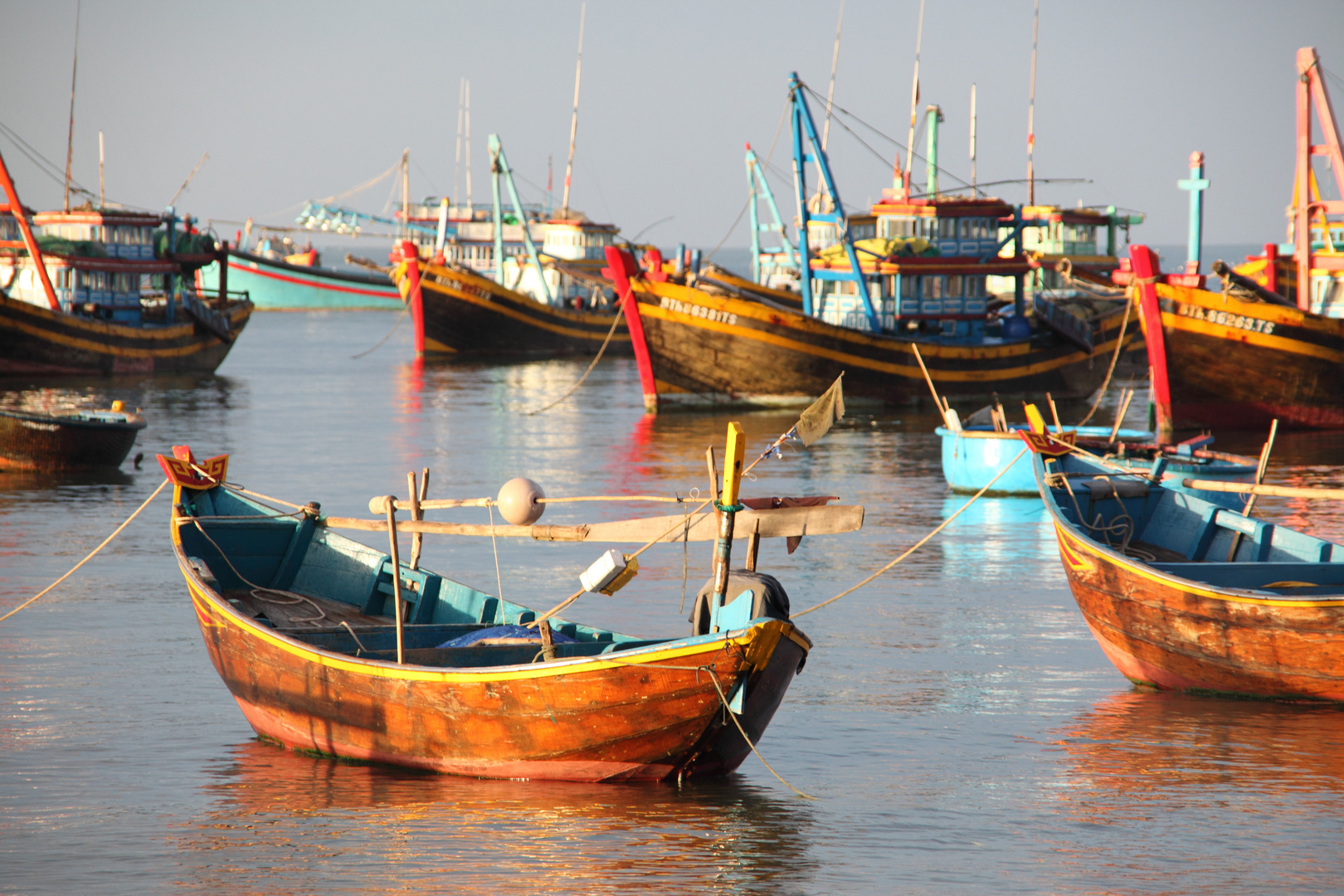 5015_Fischerboote vor Mui Ne, Vietnam