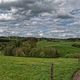 Wolken, Wiesen und ein Weg