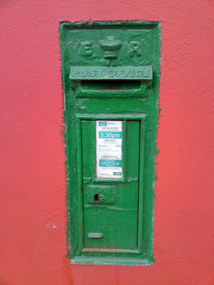 Nostalgischer grüner Briefkasten von licht-blick