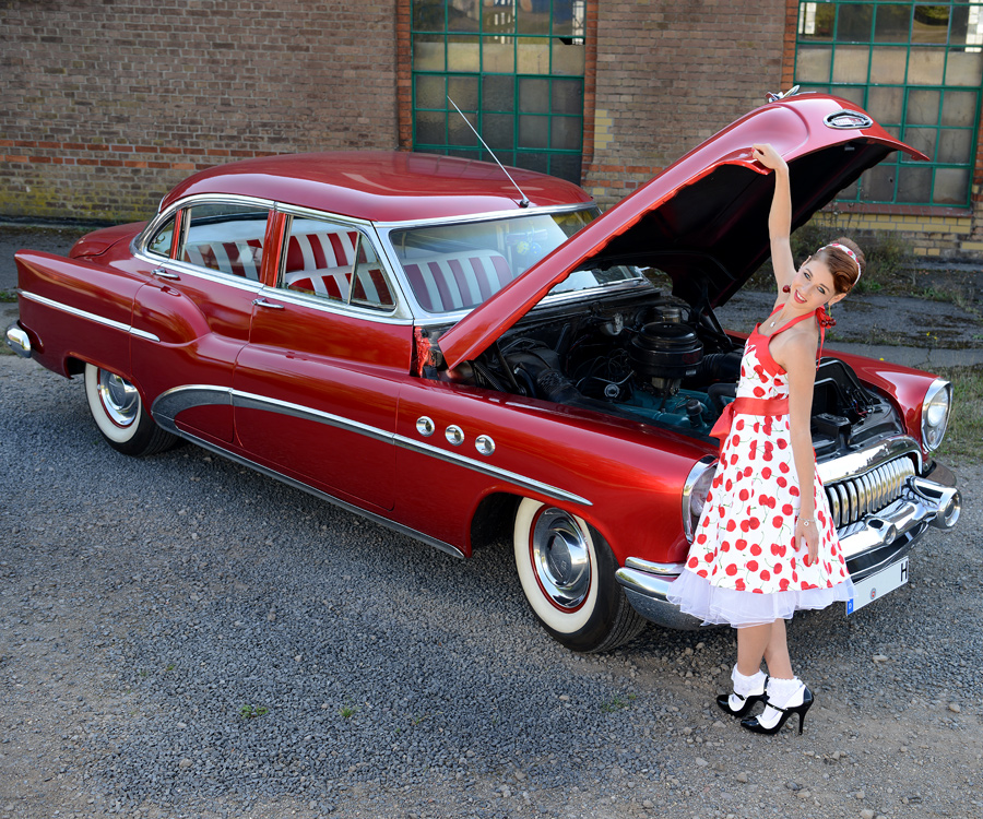 50er Buick und Svenja